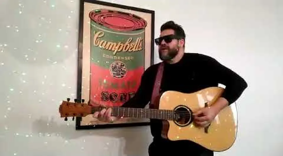 Chico Show tocando en vivo